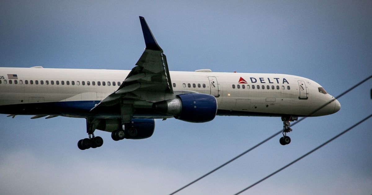 Delta 757 on final for runway 22L coming from Los Angeles.