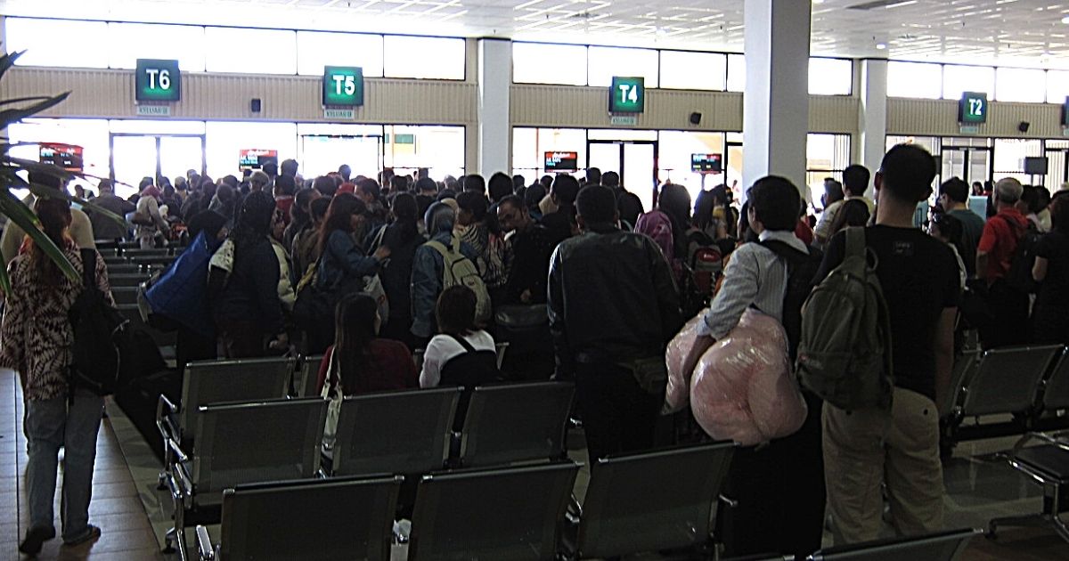 Crowded at LCCT Gate