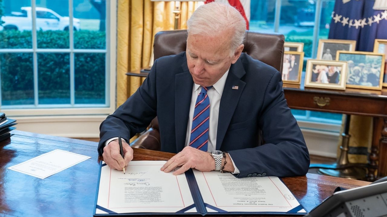 President Joe Biden signs the Saves Lives Act which authorizes the Department of Veterans Affairs to provide COVID-19 vaccines to veterans and their families Wednesday, March 24, 2021, in the Oval Office of the White House. (Official White House Photo by Adam Schultz)