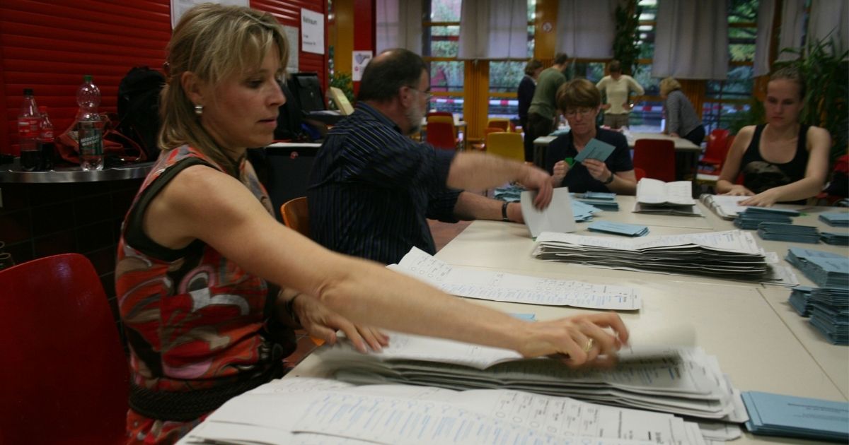 The polls closed at 6 p.m. in Germany on Sept. 27, 2009, and the ballot counting began.