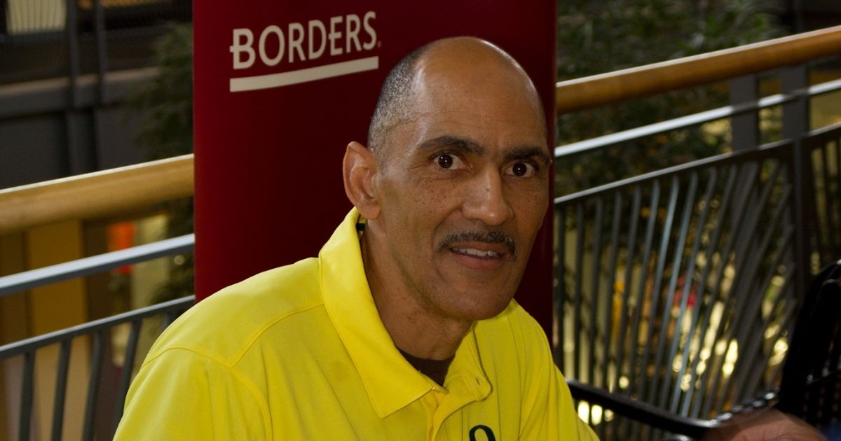 Tony Dungy signing books. (John Ramspott / Flickr)