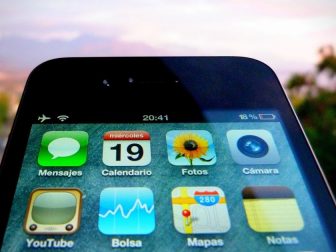 Iphone on airplane mode with low battery. (Gonzalo Baeza / Flickr, resized)