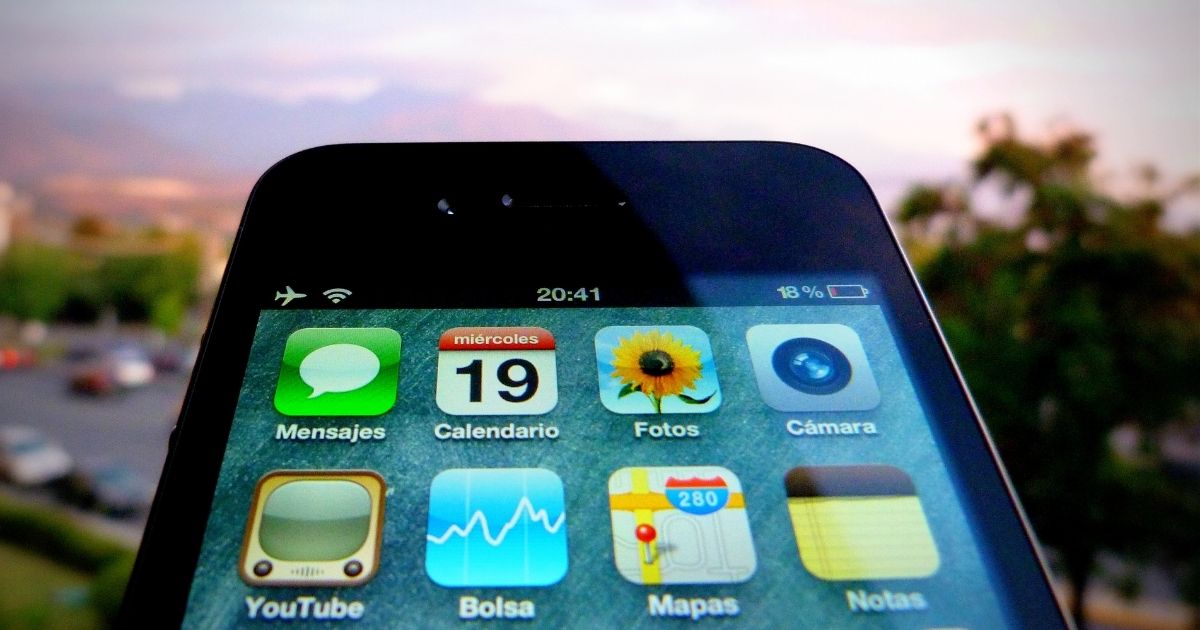 Iphone on airplane mode with low battery. (Gonzalo Baeza / Flickr, resized)