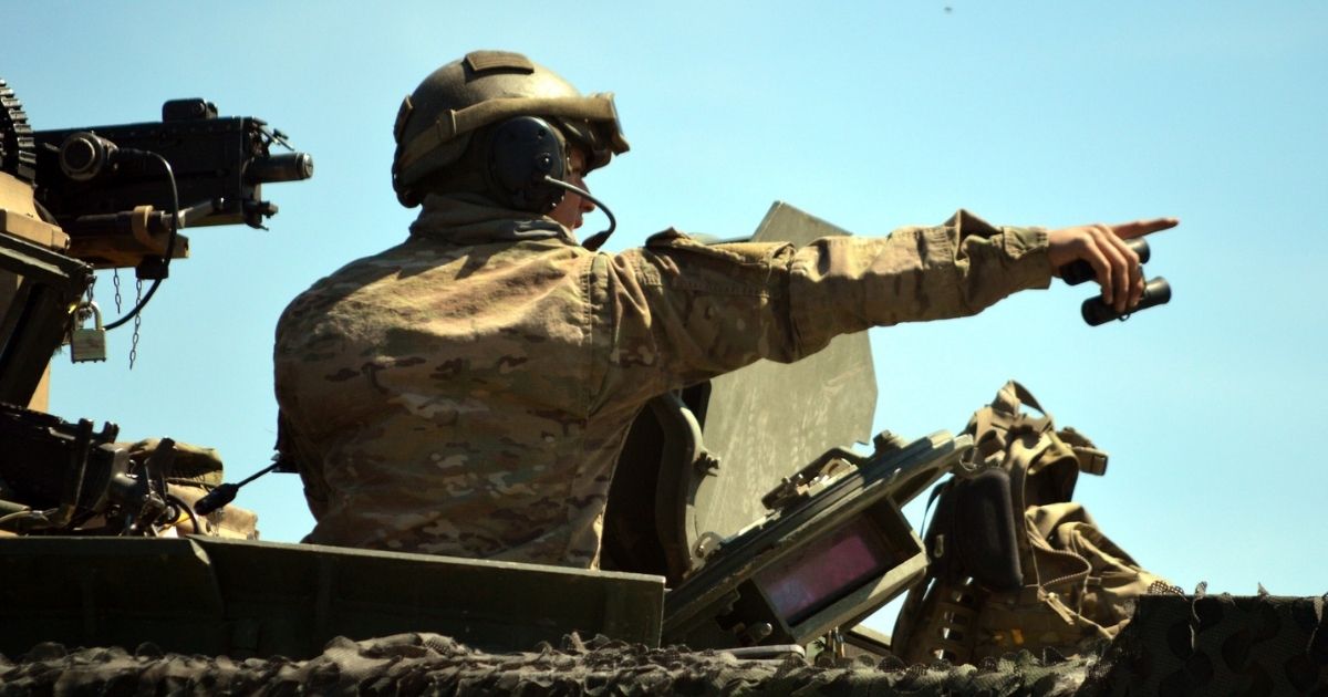 A U.S. Soldier points out a target on the vehicle identification lane during the Strong Europe Tank Challenge (SETC) at the 7th Army Training Command’s Grafenwoehr Training Area, Germany, May 11, 2017. (7th Army Training Command / Flickr)