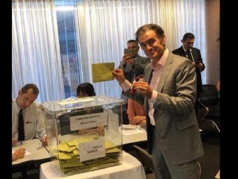 Dr. Mehmet Oz voting. (Turkish Consulate General / Facebook screen shot)