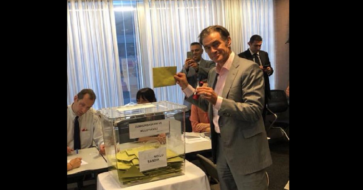 Dr. Mehmet Oz voting. (Turkish Consulate General / Facebook screen shot)