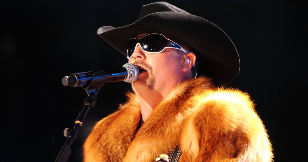 John Rich rockin the HOUSE! at CMA Fest 2009, yes in a fur coat!