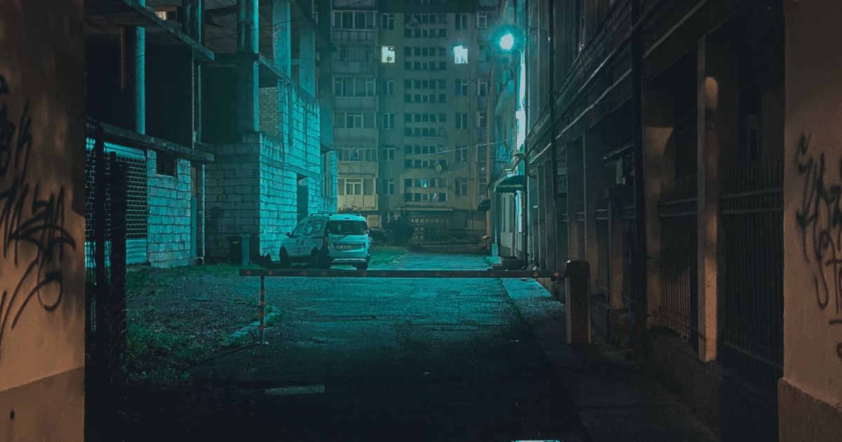 Picture of a dark street.