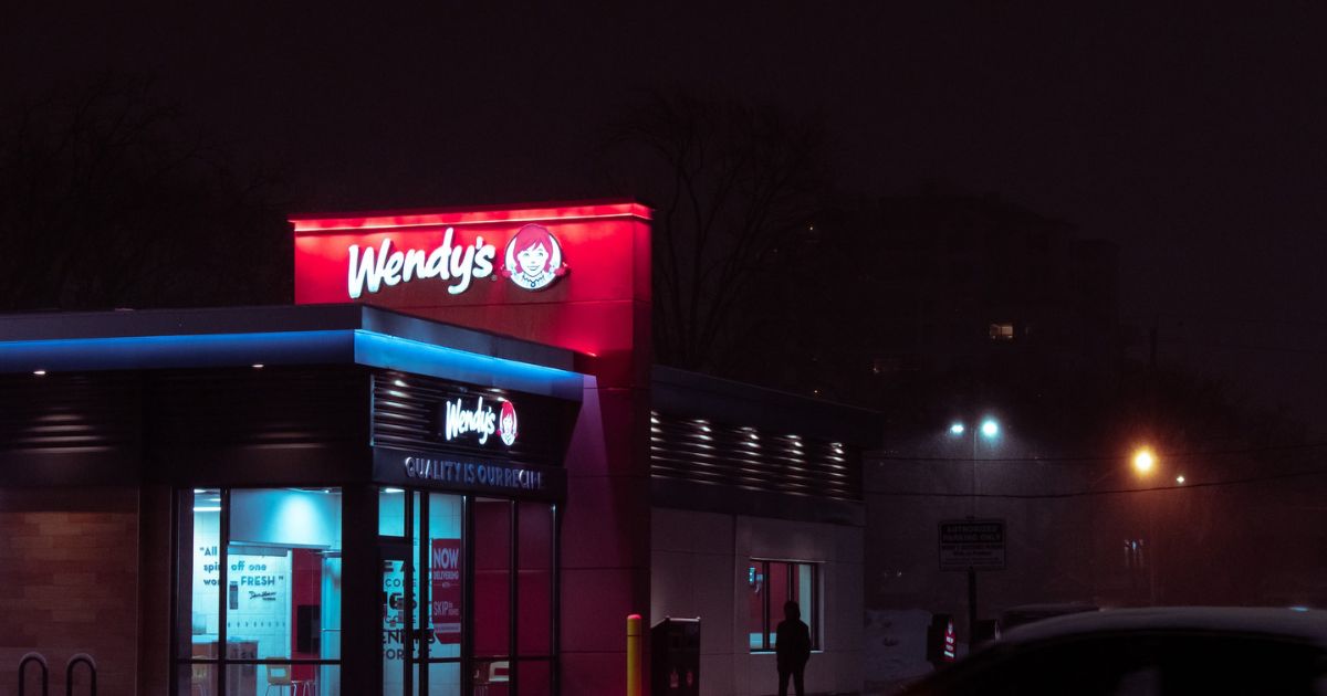 Picture of a Wendy's.