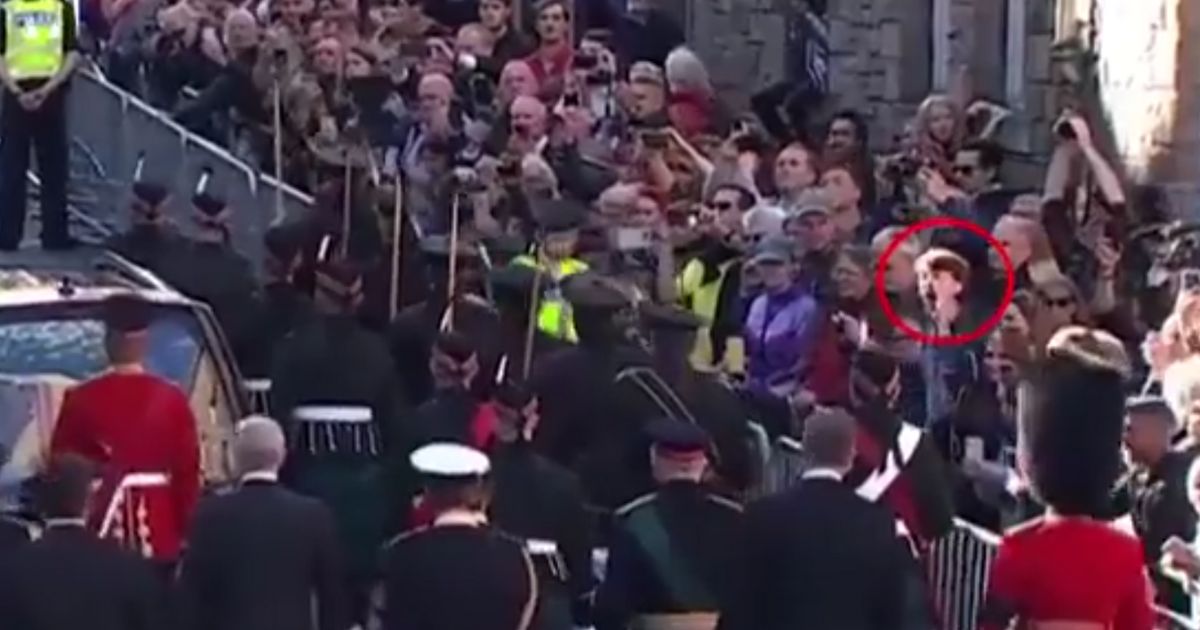 Man yelling at Prince Andrew during the Queen's funeral. (@stillgray / Twitter screen shot)