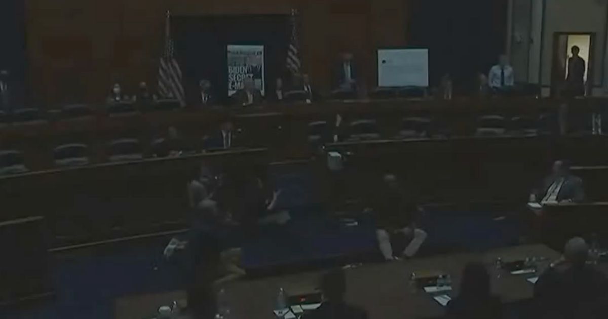 During a Wednesday congressional hearing on Twitter censorship, the lights went out for a short period.