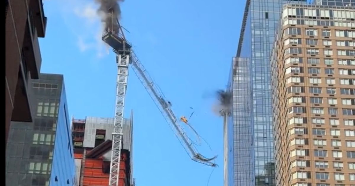 In a post on the X platform, formerly known as Twitter, a user shared the video of a crane collapsing in New York.